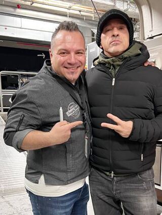 Zwei Freunde: Pizzabäcker "Naro" Vitale (links) und Eros Ramazotti in der Mannheimer SAP-Arena.
