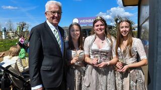 Winfried Kretschmann mit Weinhoheiten Sophie (v. l.), Miriam und Ylva.