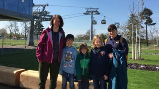 „Der Blick von oben aus den Gondeln ist sensationell“: Ulrike Mahn, Simon, Johann, Jakob und Sabine Baum vor der Seilbahn-Station auf dem Spinelli-Gelände.