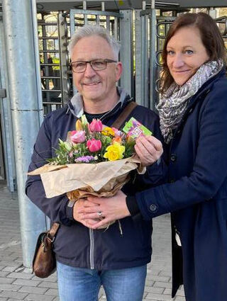 Blumen für den ersten Luisenpark-Besucher Ralf Boss.