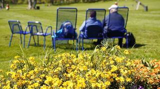 Premiere mit Sonne: Besucher genießen den ersten Tag auf der Buga in Mannheim.