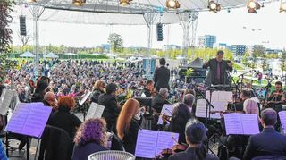 Maestro Yoel Levi hat alles im Griff: Blick von der Bühne mit dem Haifa Symphony Orchestra auf auf die Menge vor der Hauptbühne der Buga auf Spinelli.