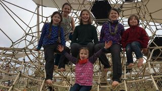 Sie feiern den Netze-Spielplatz auf dem Spinelli-Gelände (v.l.): Lotte, Mona, Sophie, Nike und Jan. Vorne jubelt Juli. Aber auch der Musik-Spielplatz an der Seilbahn-Station kommt bei ihnen gut an.