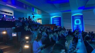 Zum Q-Summit wird der Hörsaal stets königsblau beleuchtet.