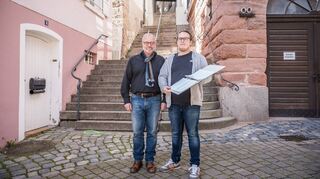 Marcel Gräber (r.) hat eine Liste mit 4200 Unterschriften an Weinheims Pressesprecher Roland Kern übergeben.