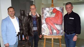 Zwischen Malerei und Skulptur (von links): Bürgermeister Achim Weitz, Künstler Kurt Adam Arnold und der Vorsitzende des Kunstvereins, Bernd Gerstner.