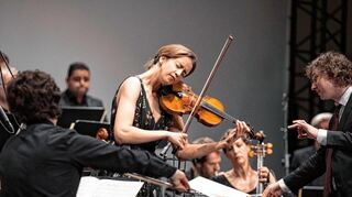 In einer innigen Schumann-Passage vereint: Hilde Frang, ihre Guarneri-Violine von 1734 und Dirigent Maxim Emelyanychev, hier mal weniger aktiv.