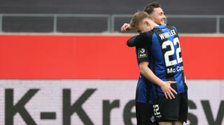 Waldhöfer Adrian Malachowski jubelt nach seinem Tor zum 0:2 mit Marten Winkler beim Spiel in der 3. Liga gegen Rot-Weiss Essen.