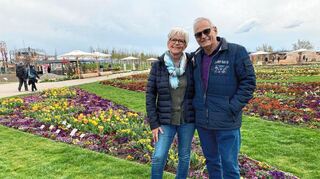 Monika und Peter Höhnle aus Lampertheim freuen sich über die Beete voller bunter Frühlingsblumen auf Spinelli.