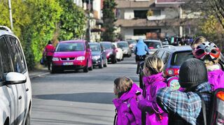 <p>Vor dem Kurpfalz-Bildungszentrum herrscht morgens und mittags ein erhebliches Verkehrsaufkommen. Die Umwidmung der Hirschberger Straße zur Einbahnstraße soll künftig die Gefahren für die Schulkinder vermindern.</p>
