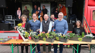 Promi-Wettpflanzen auf dem Paradeplatz: Bürgermeisterin, Stadträte und Oberbürgermeisterkandidaten bepflanzen Balkonkästen, die Jury kann sich auf keinen Gewinner einigen und vergibt drei erste und drei zweite Plätze.