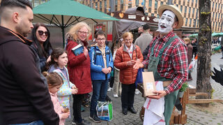 Der gärtnernde Pantomime Bastian verschenkt Blumensamen.