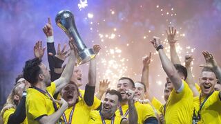 Die Spieler der Rhein-Necker Löwen jubeln nach der Partie mit dem Pokal.