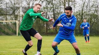 Rettungsaktion in letzter Sekunde: Hüttenfelds Kevin Rathgeber (links) versucht, Hofheims Vassilios Voukelatos vom Ball zu trennen.