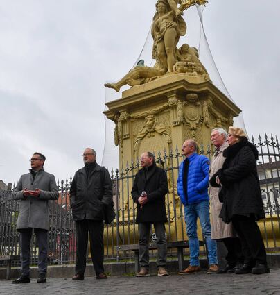Brunnen wieder eingeweiht: v. l. Bürgermeister Ralf Eisenhauer, Dieter Herrmann, Erster Bürgermeister Christian Specht, Bernd Strobel, Wolfgang Ockert und Helen Heberer.
