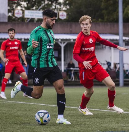 Siegtorschütze: Bürstadts Rojhat Akcan (am Ball), hier in der Partie gegen Walldorfs Mika Kosch, gelang der Treffer zum 2:1 gegen den VfR Groß-Gerau.