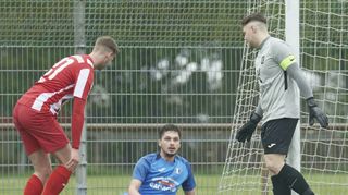 Aufregung im TVL-Strafraum: SG-Spieler Yusuf Bulucu (am Boden) glaubt, von Jonas Neher (l.) gefoult worden zu sein. Rechts TVL-Torwart Eric Kamprath.