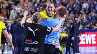 Nach dem Pokalsieg gab es bei den Rhein-Neckar Löwen kein Halten mehr. Juri Knorr (Mitte) wurde zum besten Spieler des Final Four gewählt.