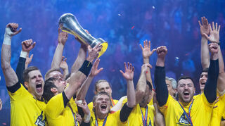 Handball: DHB-Pokal, Rhein-Neckar Löwen - SC Magdeburg, Final Four, Finale, Lanxess Arena. Die Spieler der Rhein-Necker Löwen jubeln nach der Partie mit dem Pokal. +++ dpa-Bildfunk +++