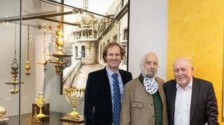 Der Künstler Joachim Burmeister übergibt dem Historischen Museum der Pfalz mehr als 30 Objekte jüdischer Herkunft als Schenkung aus seiner Judaica-Sammlung. Von links nach rechts: Museumsdirektor Alexander Schubert, Künstler Joachim Burmeister und Werner Schineller vom Historischen Verein der Pfalz.