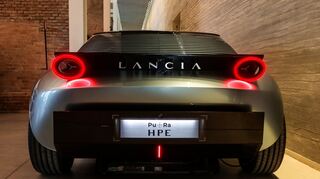 mid Groß-Gerau - Die runden Rückleuchten erinnern an den Lancia Stratus und betonen die sportlichen Gene der Marke.