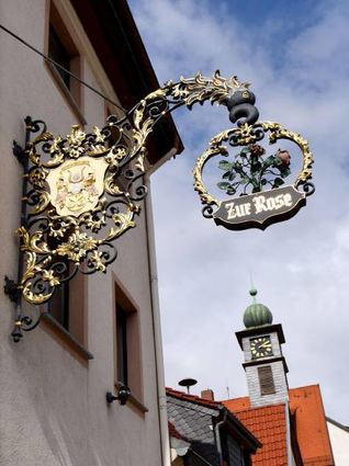 Folge 6: Das Schild der ehemaligen Gaststätte „Zur Rose“ in Ilvesheim.