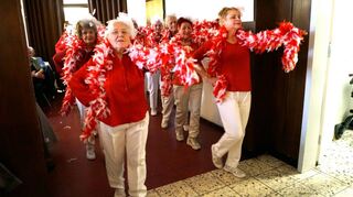 Das Awo-Ballett bei seinem Auftritt am Samstag in Neckarau. Hier sind die Frauen in Kostümen zu sehen, die von der Buga nicht beanstandet wurden.