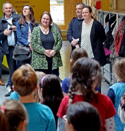 Lauschten dem Projektchor der Uhlandschule: Lutz Jahre (v.l., städtischer Fachbereich Bildung), Susanne Aschhoff (MdL Grüne), Ministerin Theresa Schopper, Werkrealschulleiter Mattias Kaiser und Grundschulleiterin Stephanie Bange.