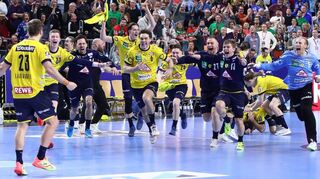 Der Moment des Triumphs: Albin Lagergren (li.) hat den entscheidenden Siebenmeter gegen Magdeburg verwandelt, der Rest des Löwen-Kaders stürmt auf den nervenstarken Schweden zu.
