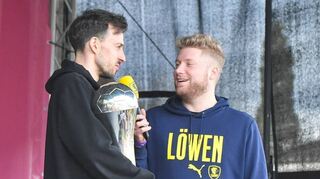 Am liebsten würde der Kapitän den Pokal gar nicht mehr hergeben: Der Titel von Köln bedeutet Patrick Groetzki eine Menge.