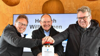 Startknopf gedrückt: Ralph Schlusche (v.l.), Christian Specht und Clemens Körner zum Programmauftakt im Pavillon der Metropolregion auf der Buga.