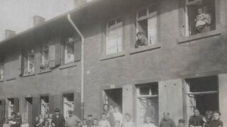 In der Spiegelsiedlung lebten Mitarbeitende mit ihren Familien auf engem Raum, genossen aber in der eigenen kleinen Stadt auch Vorteile.
