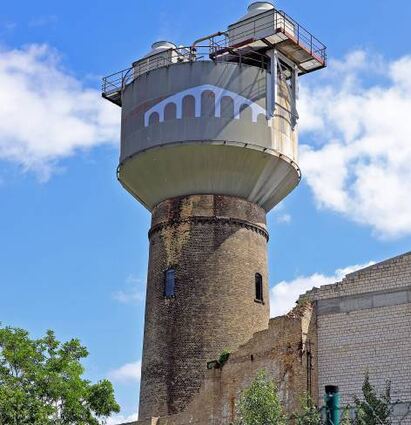 Der Turm hat nur im unteren Bereich ein altes Fundament.