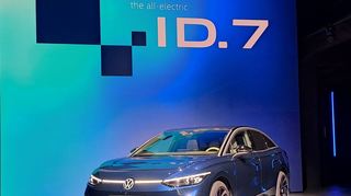 mid Berlin - Außen blau und innen weiß - vor blauer Wand - der neue ID.7.
