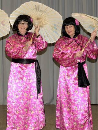 Japanerinnen treten ohne die schwarzen Perücken auf.