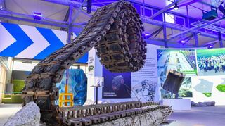 Eine aufgerollte Panzerkette, eine Baggerschaufel und Betonbrocken erinnern in der Ausstellung in der U-Halle auf der Bundesgartenschau an die frühere Funktion dieser Halle bei der US-Armee.