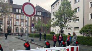 Vor der Schule gibt’s jetzt Platz für Fußgänger.