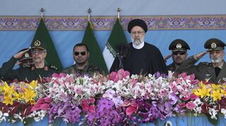 Ebrahim Raisi (Mitte), der Präsident des Iran, mit Generälen während der Parade zum Tag der Armee in Teheran. Das Regime hat seine Drohungen gegenüber Demonstranten verschärft.