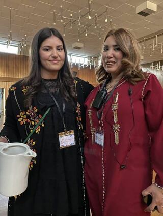 Migrationsbeirätin Fouzia Hammoud (r.) mit Tochter beim Iftar in der Kulturhalle.
