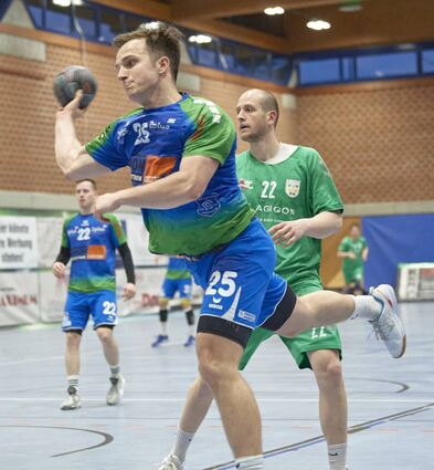 Philipp Oswald (am Ball) steuerte sieben Treffer zum 41:17-Endstand bei.