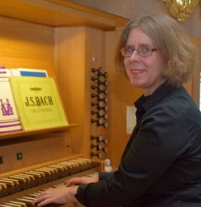 Beate Rux-Voss an der Jäger & Brommer/Weigle-Orgel.