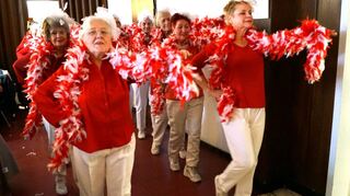 Das AWO-Ballett bei einem Auftritt kürzlich in Neckarau. Hier sind die Frauen in Kostümen zu sehen, die von der Buga-Leitung nicht beanstandet wurden.