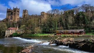 Der River Wear umfließt den schroffen Felsen, auf dem die Kathedrale und das Schloss von Durham erbaut wurden. Seit 1986 ist das Ensemble Weltkulturerbe.