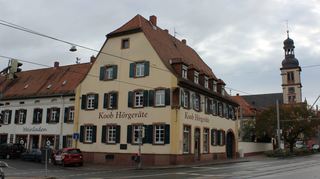 Geburtshaus von Theodor Seitz in Seckenheim an der Brückenauffahrt nach Ilvesheim. An der linken Seite des Eckhauses: die Gedenktafel.
