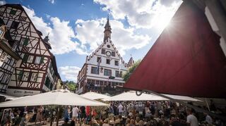 Zur Eröffnung der Kerwe 2022 lachte die Sonne, jetzt hängt der Haussegen am Weinheimer Marktplatz schief.
