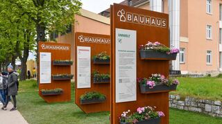 Mit Blumenkästen auf solchen Stelen gibt Bauhaus derzeit auf dem Gelände der Bundesgartenschau Hobbygärtnern Tipps. Ein Weltrekord soll folgen.