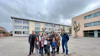 Auf dem noch tristen Pausenhof freuen sich Vertreter der Hans-Thoma-Schule über 4000 Euro von der Stiftung Bildung der Sparda-Bank.