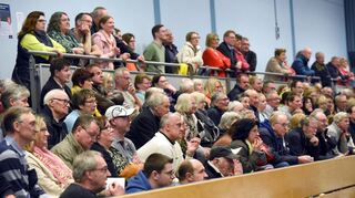 Von der Tribüne der Neckarhalle aus verfolgten rund 200 Besucher die Diskussion der vier Kandidaten zur Bürgermeisterwahl am 7. Mai in Ilvesheim.