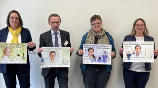 Tamara Niemes, Gleichstellungsbeauftrage der Stadt Ludwigshafen (v.l.), Klaus Baumann, Chefarzt der Frauenklinik am Klinikum Ludwigshafen, Caroline Bonhage, Mitarbeiterin von Wildwasser und Notruf Ludwigshafen, und Bianca Staßen, Erste Kreisbeigeordnete des Rhein-Pfalz-Kreises, präsentieren Plakate zu ihrem Modellprojekt.