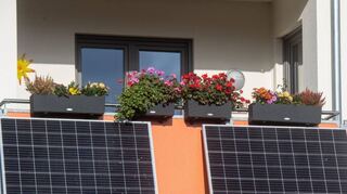 Solarmodule für ein sogenanntes Balkonkraftwerk hängen an einem Balkon. Ab Dienstag können Bürger in Mecklenburg-Vorpommern Anträge auf Förderung von sogenannten steckerfertigen Balkon-Photovoltaik-Anlagen stellen. +++ dpa-Bildfunk +++